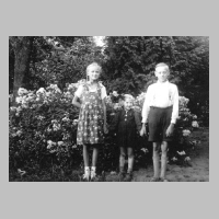 086-0054 Die Geschwister Waltraud und Erich Herbstreit im Garten. Das kleine Maedchen in der Mitte gehoert nicht zur Familie.jpg